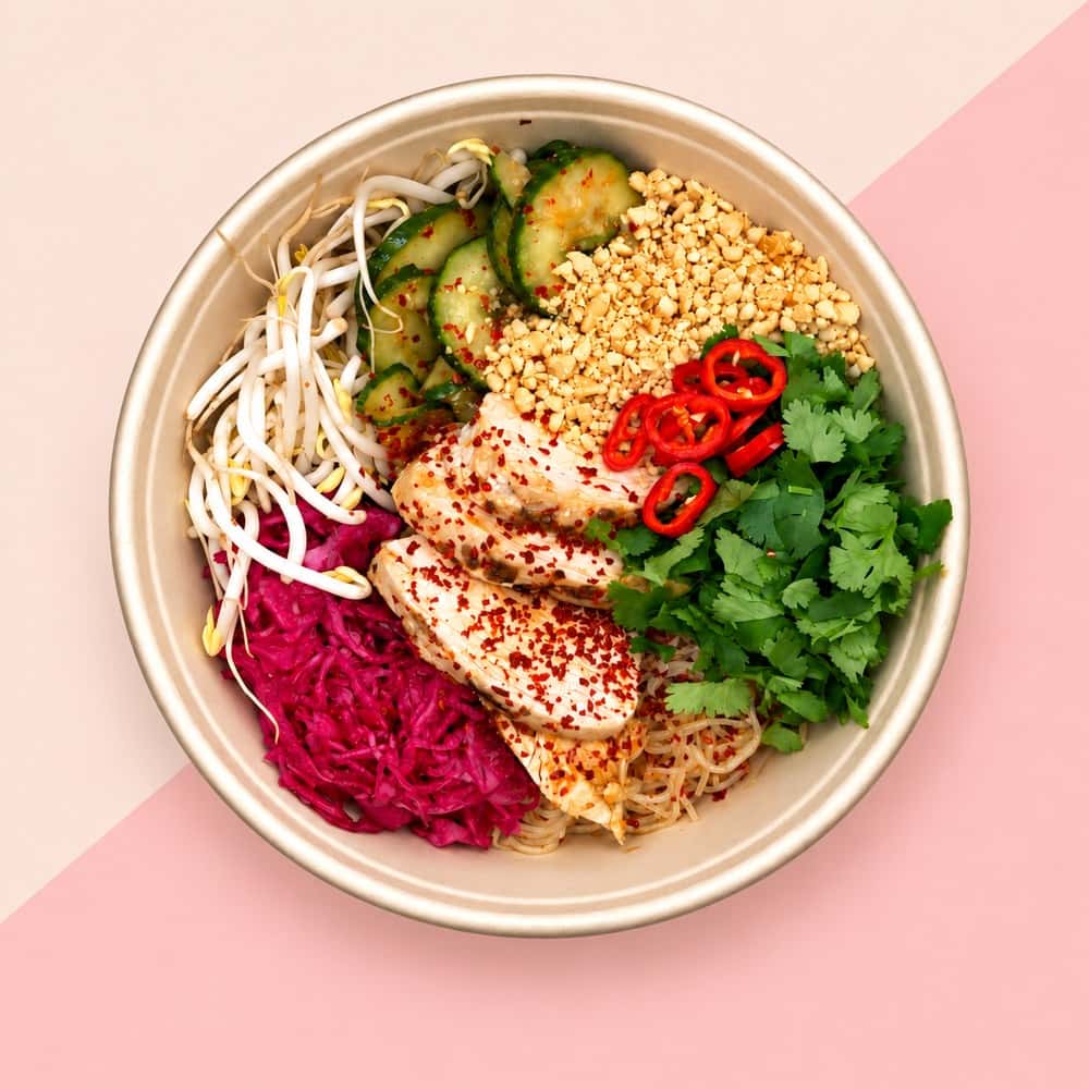Chicken Chili Bowl med kyckling och färgstarka grönsaker på persikofärgad bakgrund