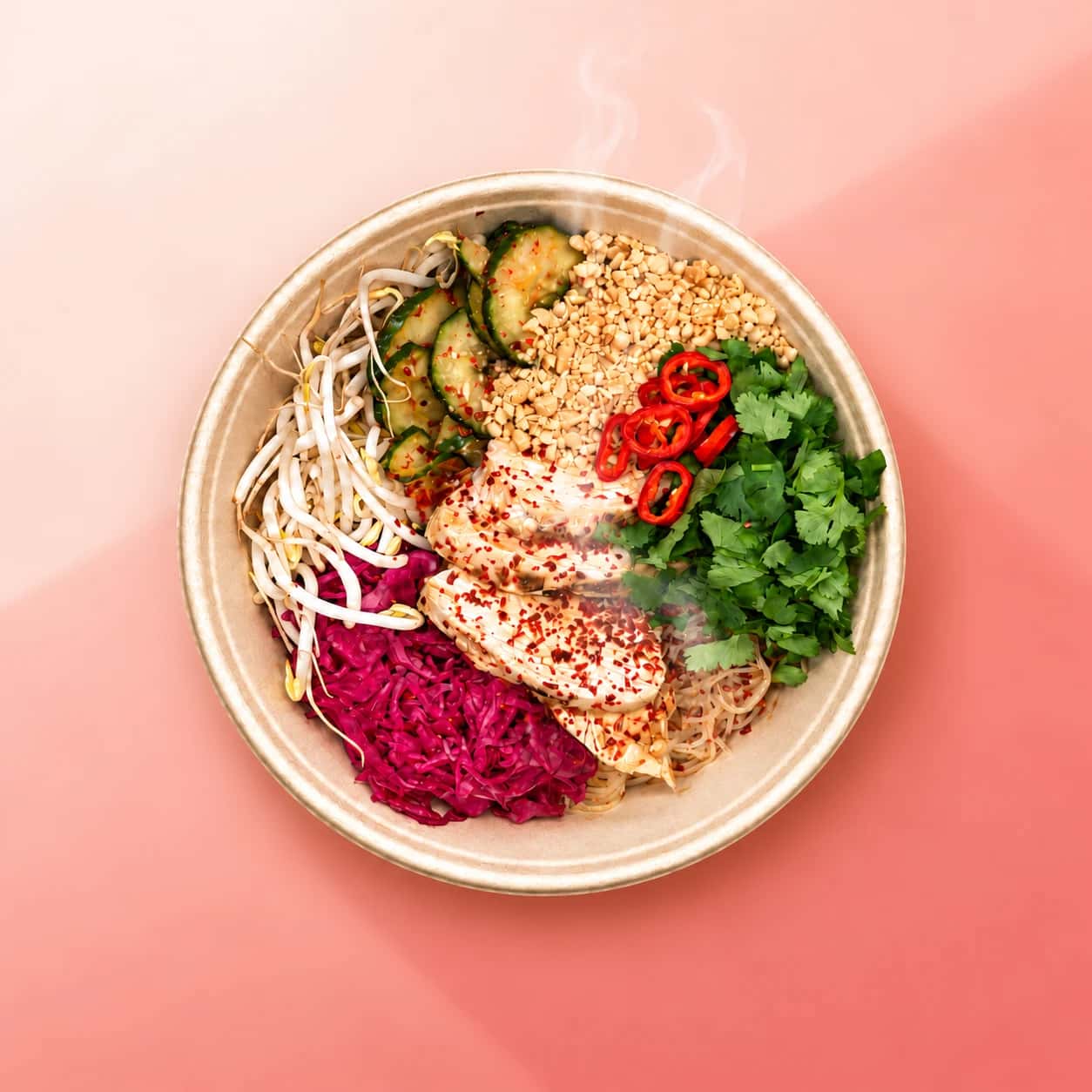 Ångande Chicken Chili Bowl med varma glasnudlar, kyckling och krispiga grönsaker